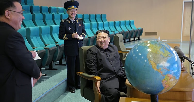 북한 “정찰위성, 부산 미 핵항모 칼빈슨·하와이 등 촬영”...김정은 연 이틀 관제소 찾아