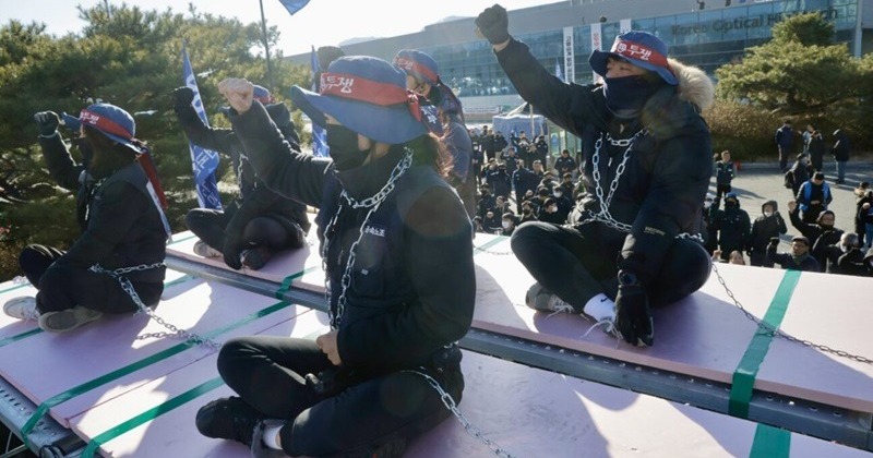 부동산 경매·통장 압류에도 ‘고용승계’ 위해 싸우는 한국옵티칼 노동자들 사진