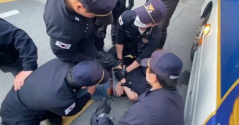 ‘한국옵티칼 고공농성 100일’ 집회 과정서 금속노조 조합원 17명 경찰 연행 사진