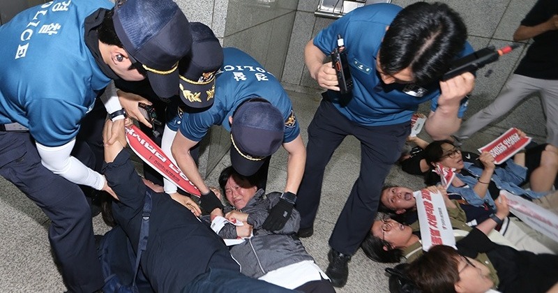 민주노총, ‘최저임금 차별적용 논의 중단’ 기습시위…23명 연행·1명 후송