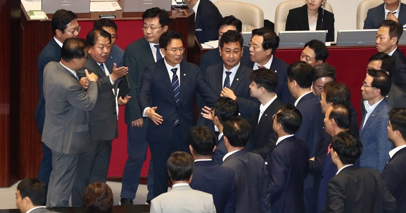 김병주 비판에 국민의힘 의원들 단체로 반발...결국 중단된 본회의