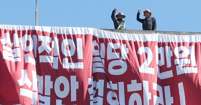 ‘살인적인 임금 삭감’ 반대하며 국회 앞 고공농성 나선 2명의 건설노동자 사진