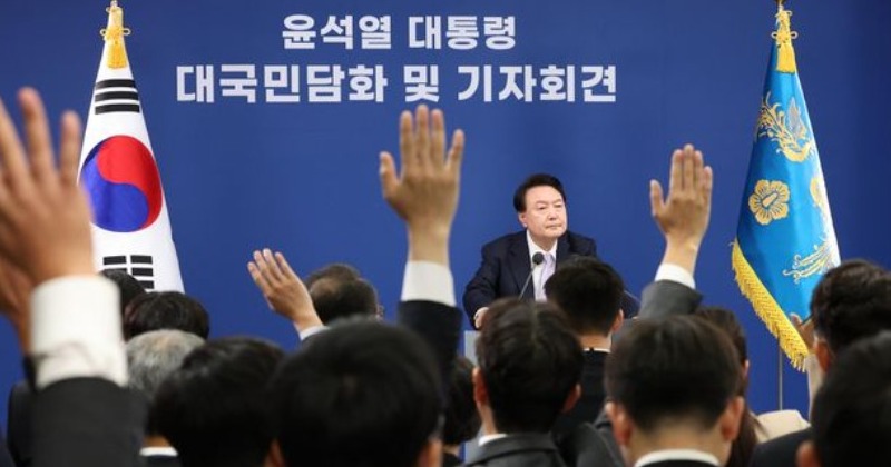홍철호 '무례한 질문' 파장 확산...대통령실 출입 기자단서 잇단 '규탄' 성명