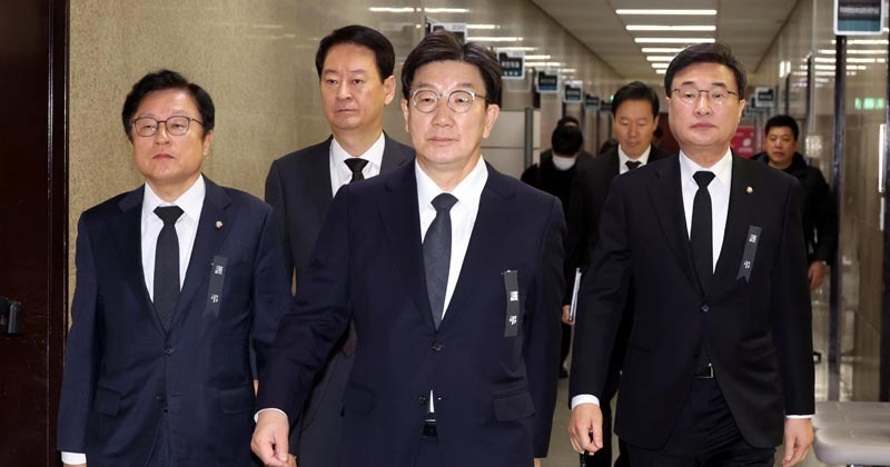 권성동, ‘내란수괴 혐의’ 윤석열 옹위 “대통령 구금 시도 적절치 않다”