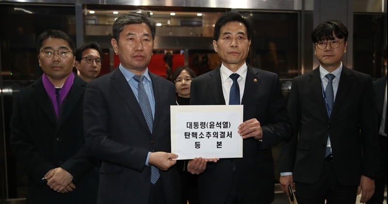 [속보] 대통령실, 탄핵소추 의결서 수령...오후 7시 24분, 윤석열 직무 정지