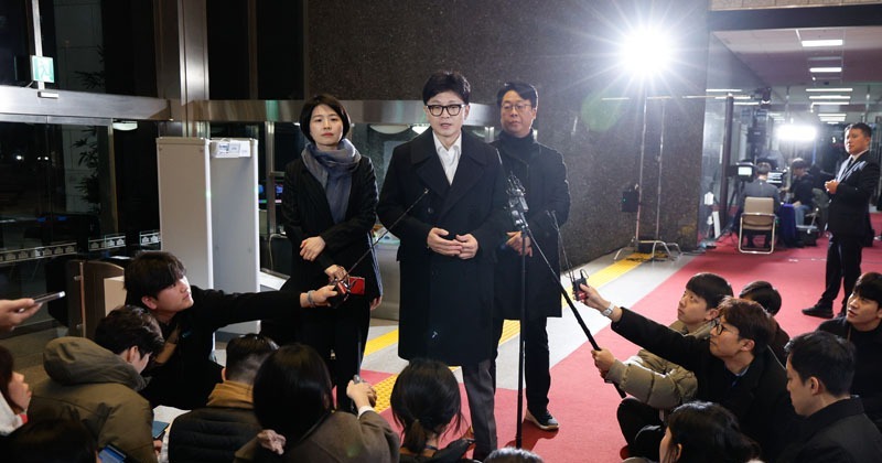 계엄은 ‘경고용’이었다는 윤석열..한동훈 “계엄을 그렇게 쓸 수 있나”
