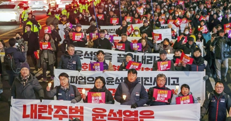 "기막힌 밤" 보낸 시민들, 광화문 모여 용산으로 행진...맹렬해진 탄핵 촛불