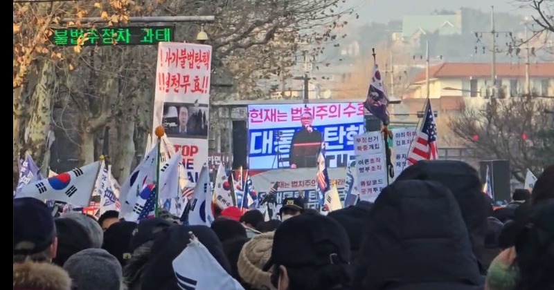 [영상] 헌재 앞에 모인 윤석열 지지자들 “이재명 사형”, “언론사 불 질러”