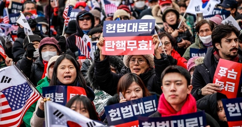 대통령실 행정관, 윤석열 헌재 출석 날 '지지자 동원' 문자...논란되자 사직