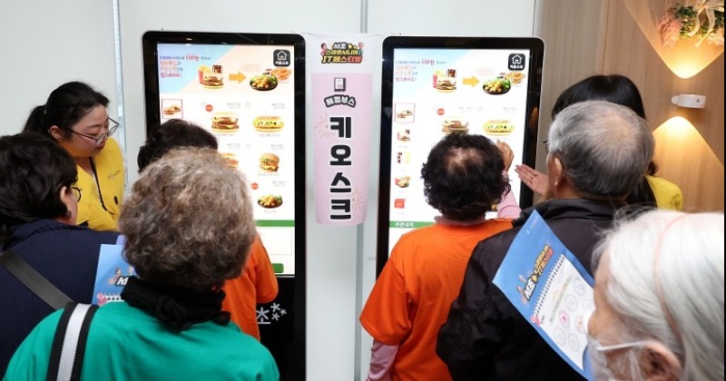 서울시 ‘디지털 안내사’, 기기 사용 어려운 어르신 돕는다