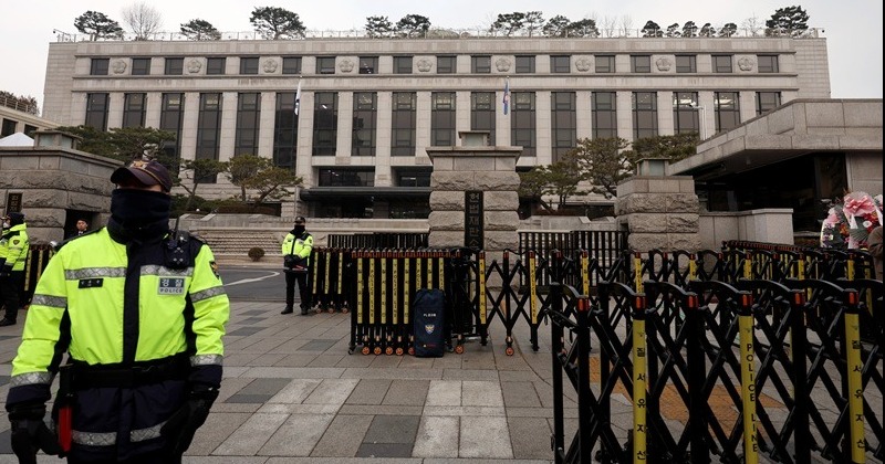 경찰, ‘헌재 폭동 모의’ 커뮤니티 글 20건 내사 착수 “댓글도 포함”