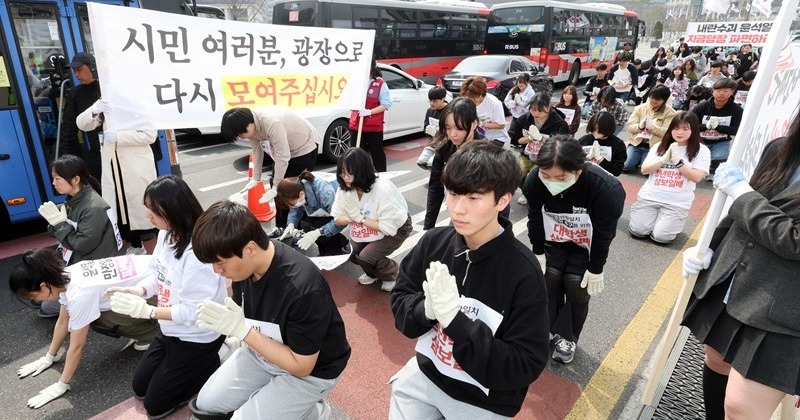 “헌재는 대체 뭘 망설이나” 강의실 밖으로 나와 삼보일배 한 대학생·청년들