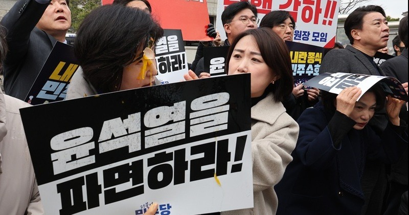 헌재 앞 ‘윤 신속 파면’ 촉구한 백혜련 등 민주당 의원들에 ‘계란 테러’