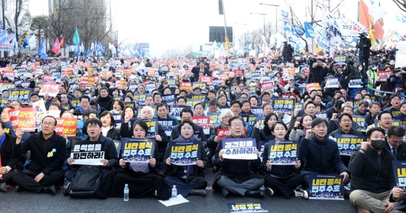 윤석열 석방에 동요 않는 야5당...헌재 앞 시민들과 "윤석열 파면 확신한다"
