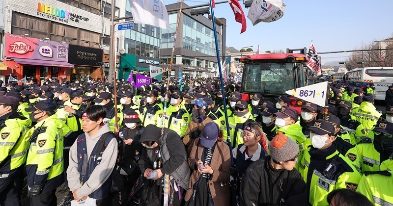 남태령 이어 광화문서 1박2일째 집회 이어가는 시민들, 경찰 저지에 곳곳 충돌