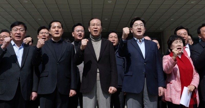 국민의힘, 대검 몰려가 엄포 "대통령 석방 않으면 '불법감금죄'로 검찰 고발"