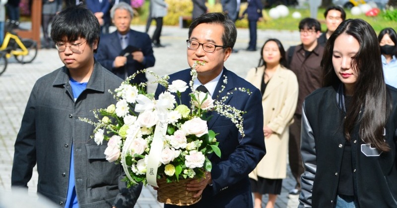 충북 방문한 김동연, 4·19기념탑 참배··· “미래세대와 함께 새로운 대한민국”