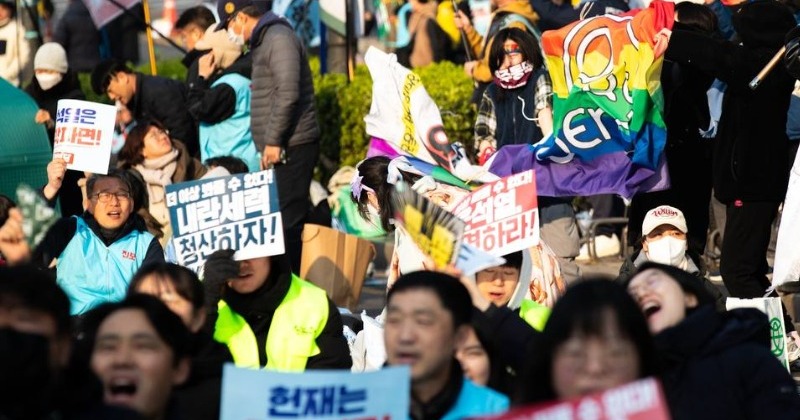 헌재 앞 거리서 아침 맞은 시민들, 밤새 외친 “만장일치 윤석열 파면”