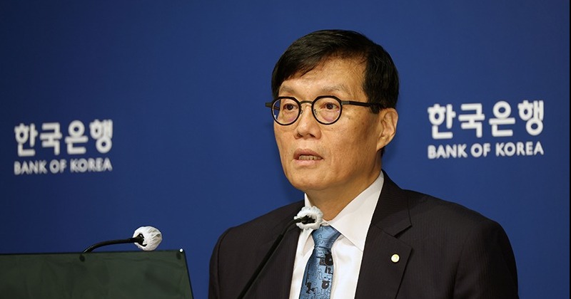한은, ‘트럼프발 관세’에 금리 동결...이창용 “관세로 어두운 터널 들어와”