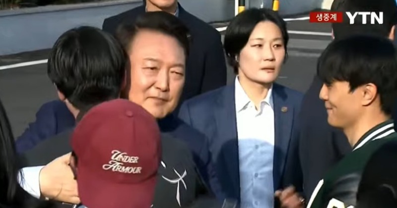 윤석열, ‘파면’ 일주일 만에 관저서 나갔다…미소 지으며 지지자들과 포옹 사진
