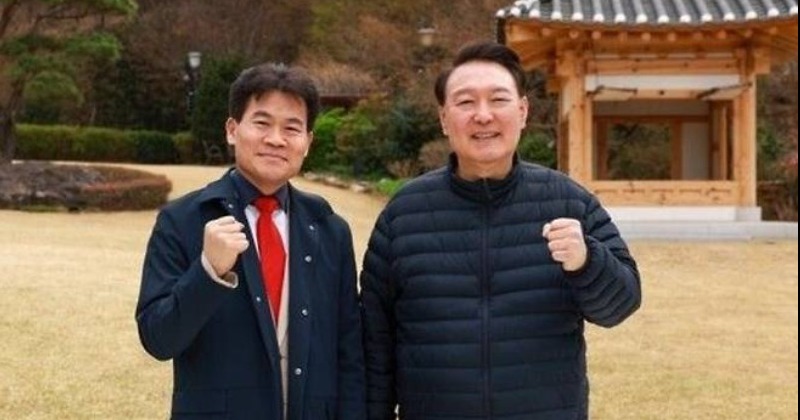 “윤석열이 예수같다”는 전한길··· 히틀러도 예수에 비유됐다