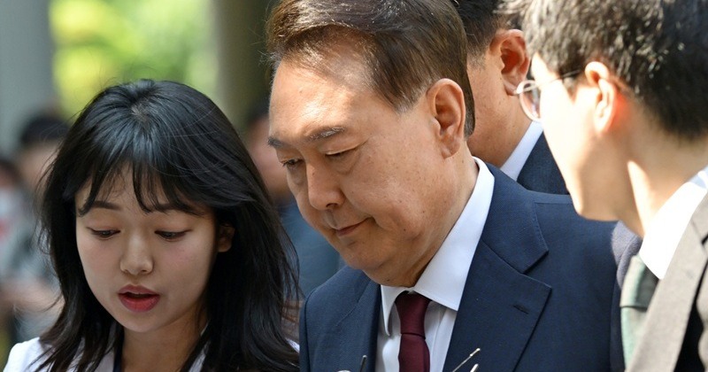 윤석열, 내란 재판 첫 공개 출석…“국민에 할 말 없나” 질문 무시한 채 법정으로