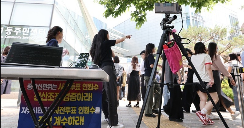 국적 묻고, 유권자 무단 촬영까지…부정선거 음모론자들 곳곳에서 행패
