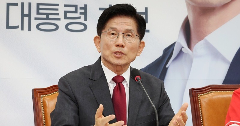 ‘윤 탈당 요구’도 쩔쩔매는 김문수, 헌재 8대0 파면 두고 “공산국가” 비난
