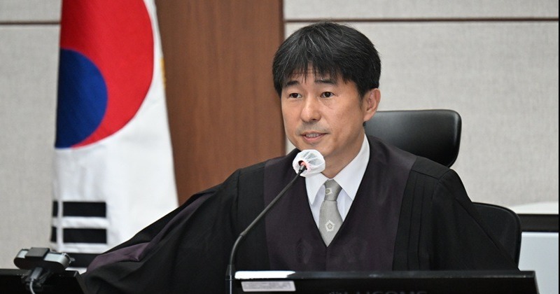 지귀연 판사, 룸살롱 접대 의혹 직접 부인 “사실 아니야” 사진