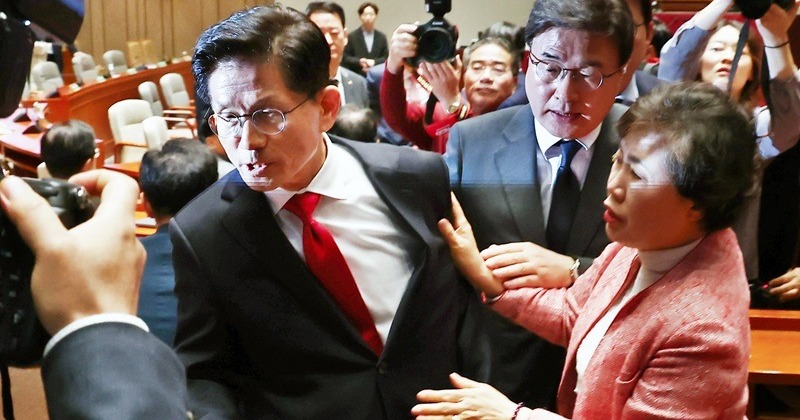 의원들 앞에서 “강제 단일화 거부” 쐐기 박은 김문수, 국힘 의총 파행