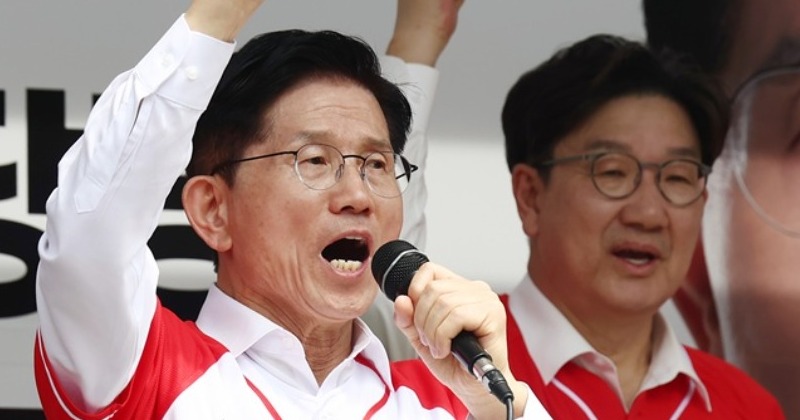 [이완배 협동의 경제학] 전태일도 존경하고 박정희도 존경하고, 김문수 정체가 뭐냐?