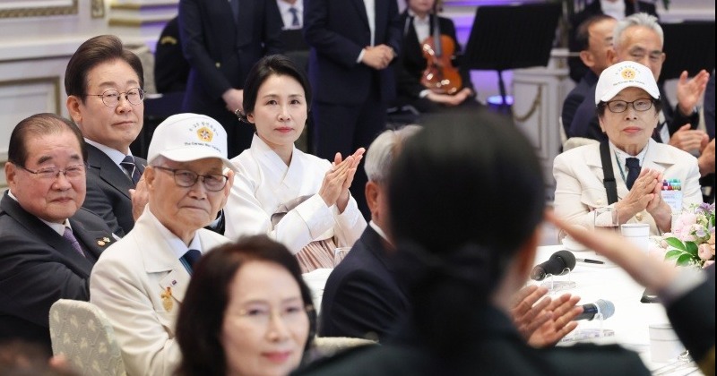 ‘어쩌면 해피엔딩’ 작가, ‘폭싹 속았수다’ 감독 초청한 이 대통령