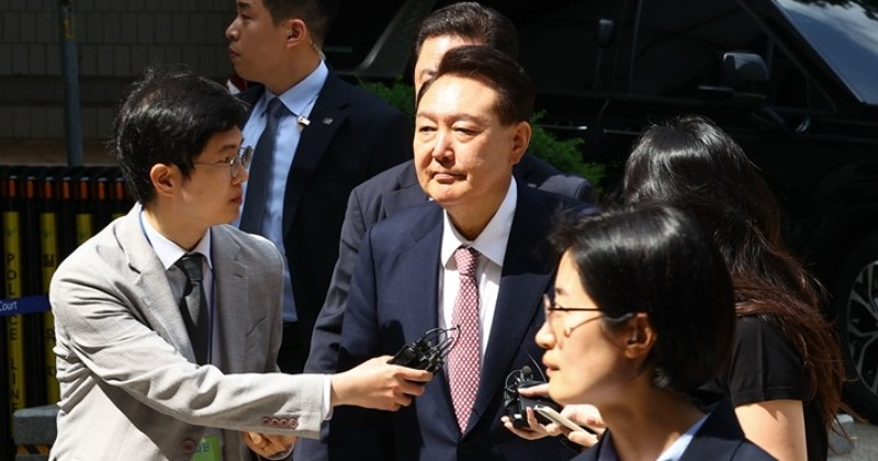대선 후 첫 포토라인 선 윤석열, 지지자 보며 또 미소만
