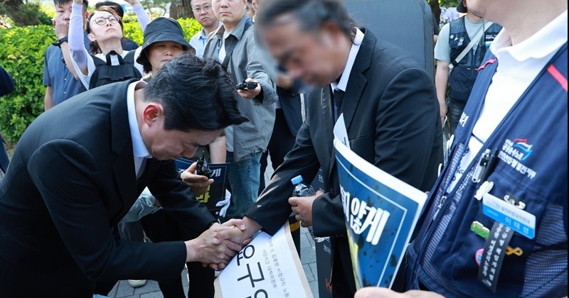 ‘태안화력 사망사고’ 유족 만나 조사요구안 직접 수령한 강훈식 비서실장 사진