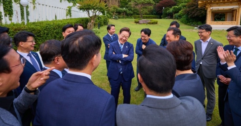 이 대통령, 민주당 지도부와 만찬 “국민 기대 부응해야”