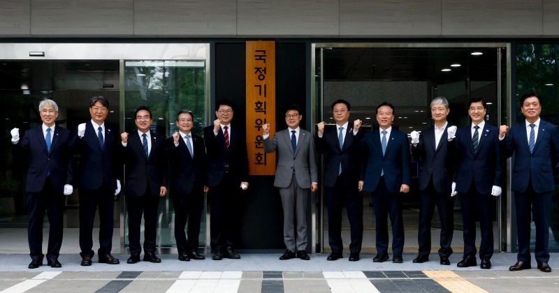 국정기획위 사진이 이상하다? 실용 넘어 여성 발탁 용기가 필요하다