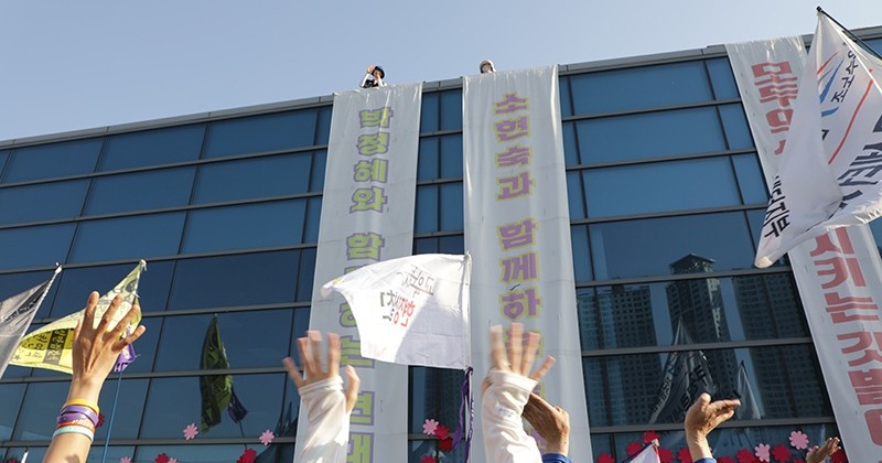 ‘최장기 고공농성’ 한국옵티칼 고용승계 청문회 국민 청원 성사