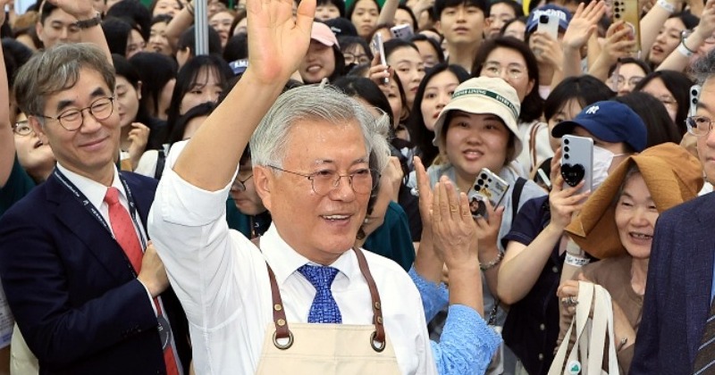 ‘책방지기’ 문재인 전 대통령, ‘서울국제도서전’ 방문