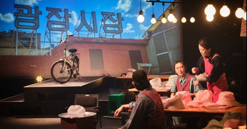 [리뷰] “광장시장, 밥 냄새 나는 무대 위 삶의 노래”