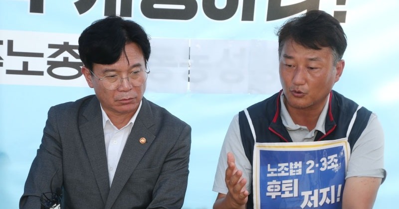‘노조법 후퇴 저지’ 민주노총-진보당 농성장 찾은 노동장관 “어찌 후퇴되겠나”
