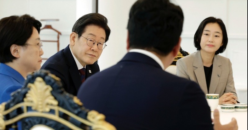 이 대통령, 야4당 ‘사회대개혁위 설치’ 요구에 “성의 있게 검토” 사진