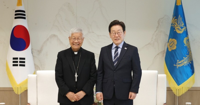 이 대통령, 유흥식 추기경 접견 “한반도 평화 위해 교황청 지지·지원 기대”