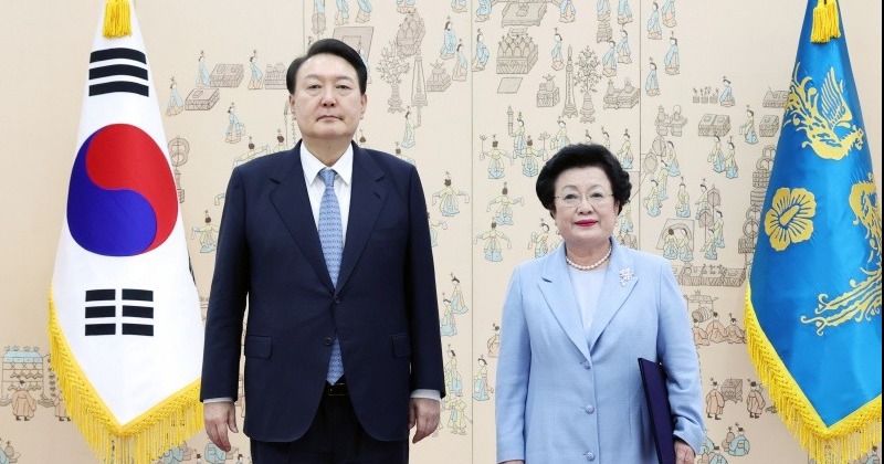 ‘김건희에 금거북이 전달’ 의혹 이배용, 결재도 안 받고 휴가 사진