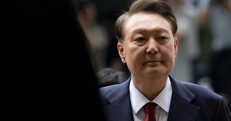속옷 차림으로 누워 체포 거부한 윤석열, 김건희 특검 “다음엔 물리력 행사”