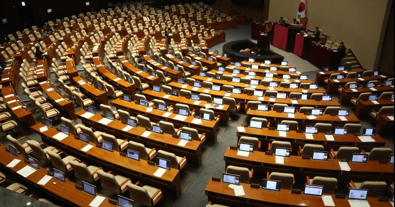힘만 뺀 국힘 ‘24시간 필리버스터’...방송법 개정안 국회 통과