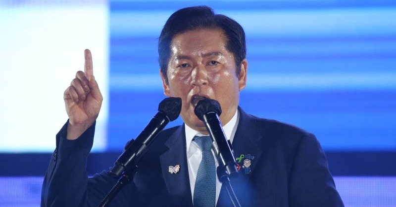 민주당 새 대표 정청래 “내란 척결에 총력…사과·반성 없이 국힘과 악수 안 해”