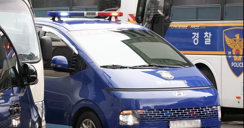 ‘구속’ 김건희, 호송차 타고 특검 출석…선거개입·공천개입 조사