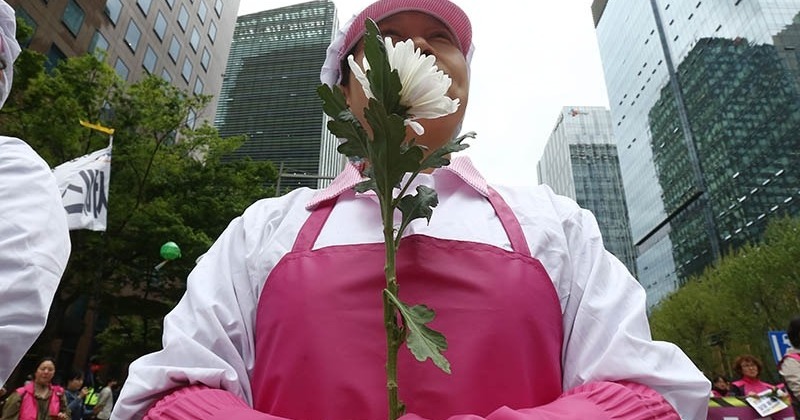 학교급식노동자가 또 폐암으로 숨졌다…“벌써 14번째, 교육청·정부가 당장 나서야”