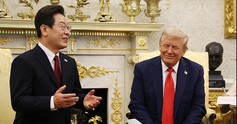 트럼프, 이 대통령에 “중국 같이 갈까?”...회담 초반 ‘화기애애’ 사진