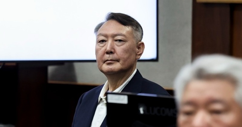 85일 만에 법정 나온 윤석열, 짧은 흰머리에 살 빠진 모습으로 등장